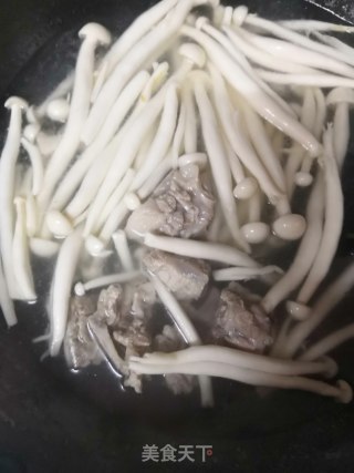 排骨松茸菇汤的做法步骤：2