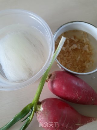 萝卜丝海米粉丝汤的做法步骤：1