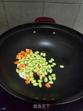 鱼饼丁炒毛豆的做法步骤：1