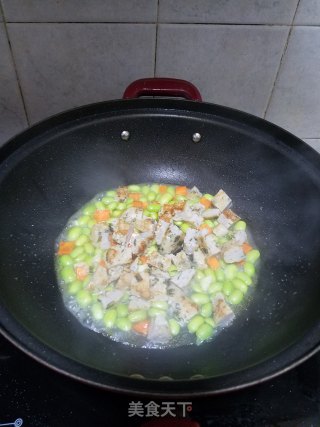 鱼饼丁炒毛豆的做法步骤：2