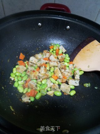 鱼饼丁炒毛豆的做法步骤：4