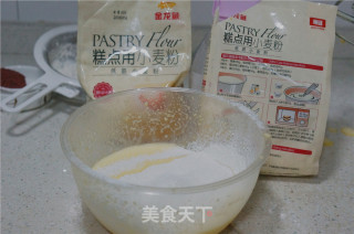 鲜果草莓奶油卷的做法步骤：5
