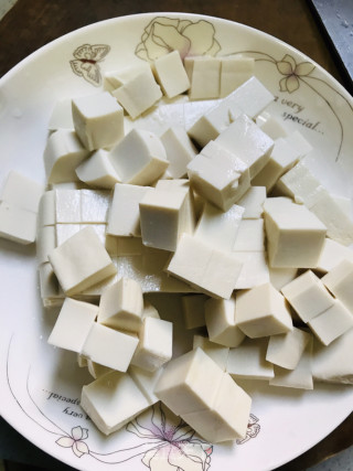蟹黄豆腐的做法步骤：1