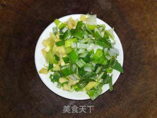 洋白菜炒青椒的做法步骤：1