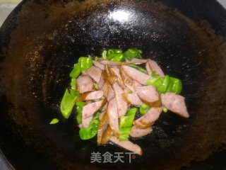青椒炒红肠的做法步骤：3