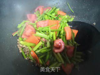空心菜根炒蒜苔的做法步骤：5