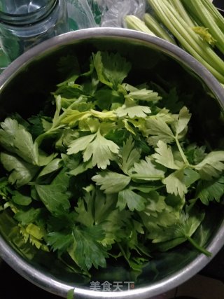 芹菜叶蒸菜的做法步骤：1