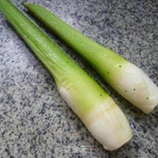 鱿鱼鲞炒茭白的做法步骤：1