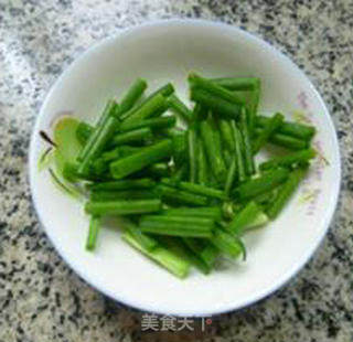 鱿鱼鲞炒茭白的做法步骤：3