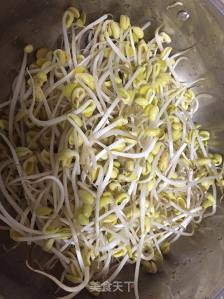 瘦肉黄豆芽汤菜的做法步骤：2