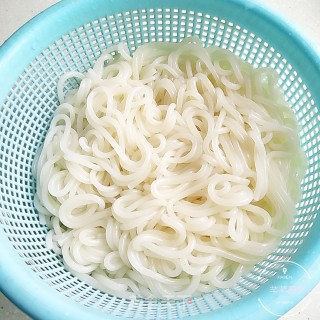 鸭子汤煮米粉的做法步骤：5