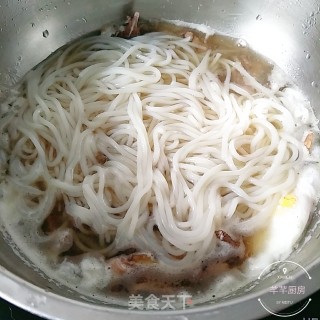 鸭子汤煮米粉的做法步骤：8