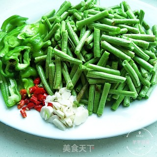 干煸长豆角的做法步骤：2