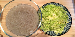 家常菜包菜炒粉丝的做法步骤：1