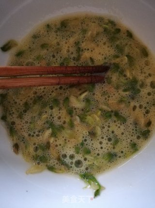 槐花鸡蛋饼的做法步骤：4