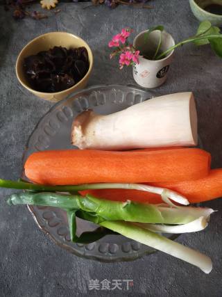 荷兰豆炒叉烧肉的做法步骤：2