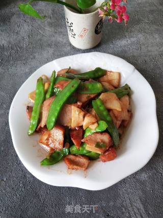 荷兰豆炒叉烧肉的做法步骤：5
