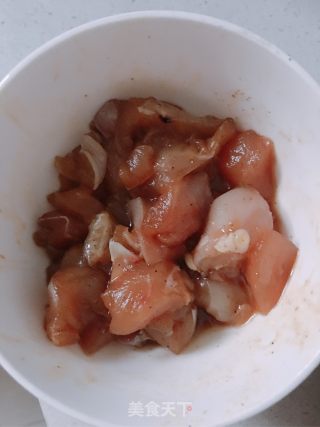 鸡肉虾仁披萨的做法步骤：2