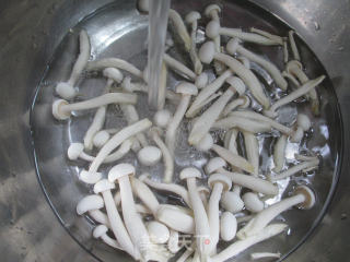 白玉菇炒生菜的做法步骤：2