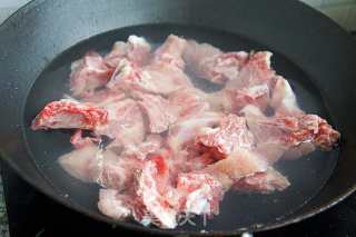 大骨头炖土豆的做法步骤：1