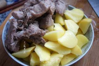 大骨头炖土豆的做法步骤：5