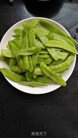 荷兰豆炒虾仁的做法步骤：1