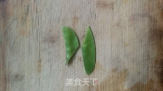 荷兰豆炒虾仁的做法步骤：2