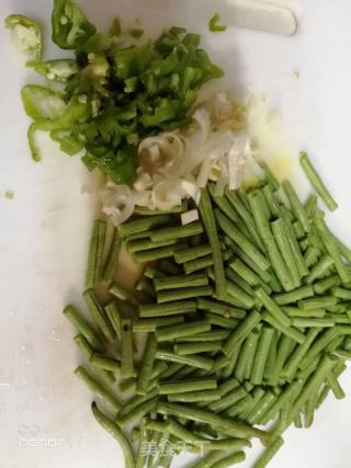 葱蒜豆角的做法步骤：1