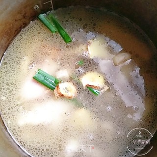 熬鱼汤的做法步骤：6