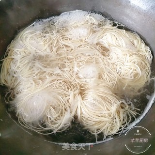 鱼汤面的做法步骤：3