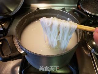 番茄金针菇汤粉的做法步骤：1