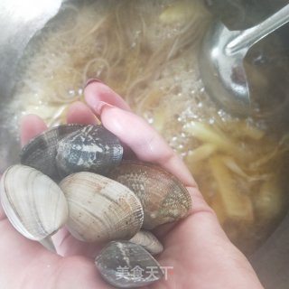 小白菜花蛤粉条汤的做法步骤：9