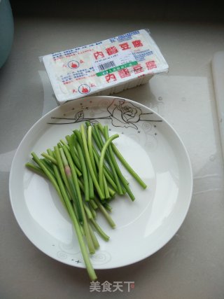 蒜薹烧豆腐的做法步骤：1