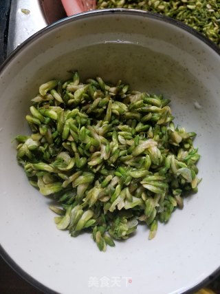 槐花蒸蛋的做法步骤：1