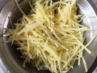 尖椒土豆丝的做法步骤：1