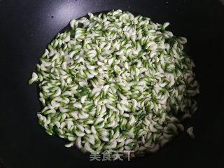 槐花小饼的做法步骤：1
