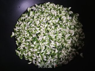 槐花米饼的做法步骤：1
