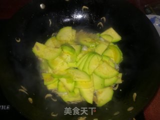 小南瓜炒虾皮的做法步骤：4