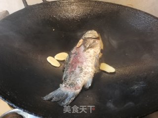 萝卜丝鲫鱼汤的做法步骤：3