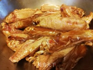 西芹炒鸡翼的做法步骤：2