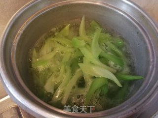 西芹炒鸡翼的做法步骤：3