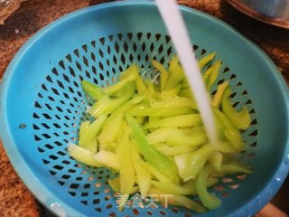 西芹炒鸡翼的做法步骤：4
