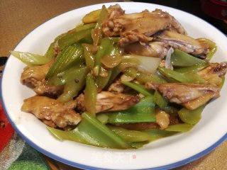 西芹炒鸡翼的做法步骤：7