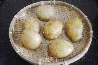 孜然狼牙土豆的做法步骤：1