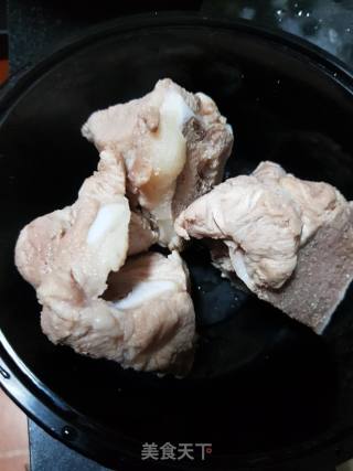 黑豆姜猪骨汤的做法步骤：1