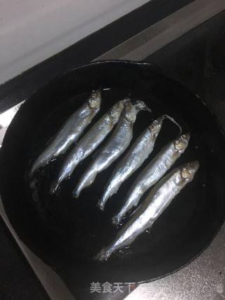 香煎多春鱼的做法步骤：8
