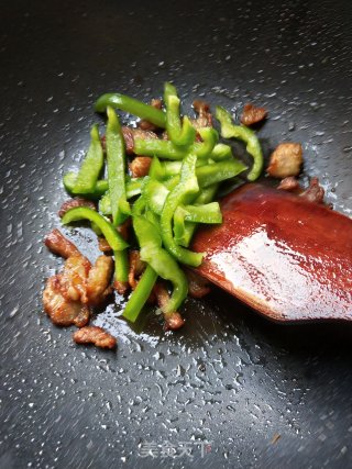 青椒蒜苗炒肉的做法步骤：2