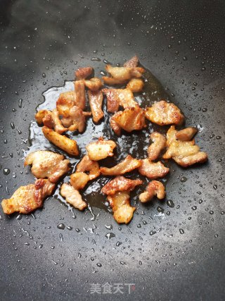 木耳青椒炒肉的做法步骤：2