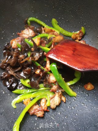 木耳青椒炒肉的做法步骤：4