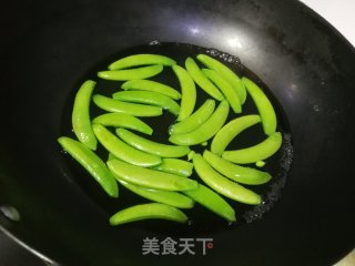 甜豆角炒虾仁的做法步骤：3
